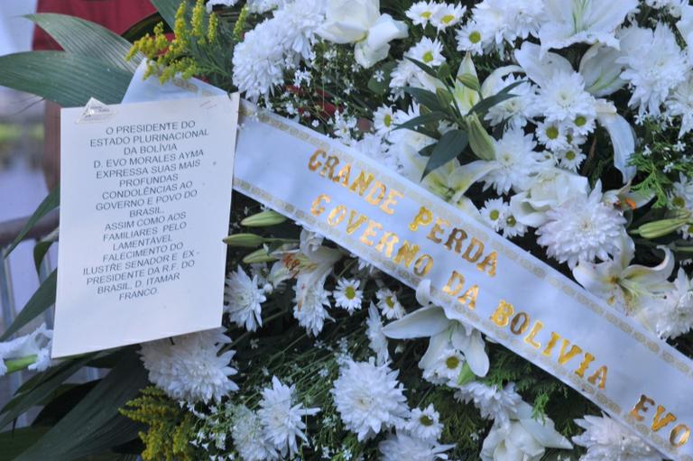 Coroa de flores enviada à família de Itamar Franco pelo presidente da Bolívia, Evo Morales