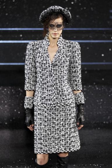 Desfile de alta-costura do estilista Karl Lagerfeld em Paris, França