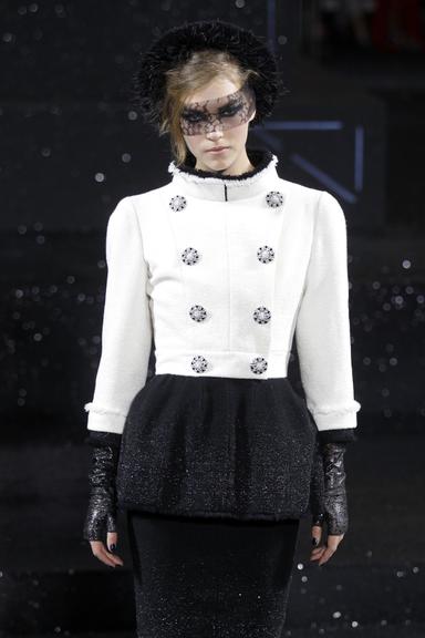 Desfile de alta-costura do estilista Karl Lagerfeld em Paris, França