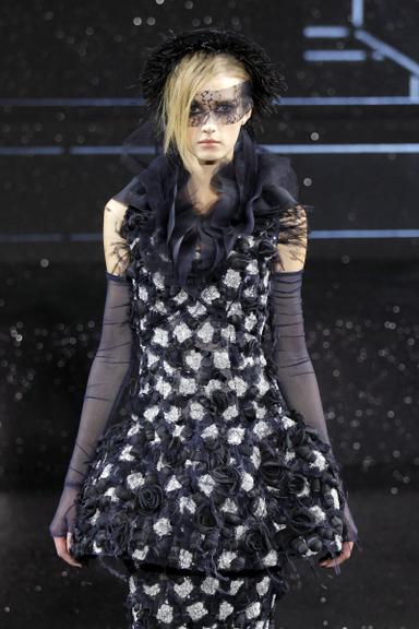 Desfile de alta-costura do estilista Karl Lagerfeld em Paris, França