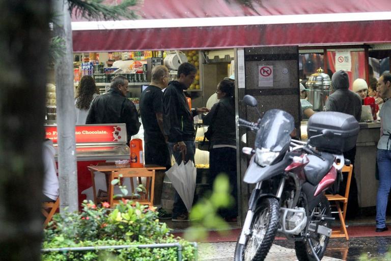 Ricardo Pereira e Francisca saem para tomar café no Leblo