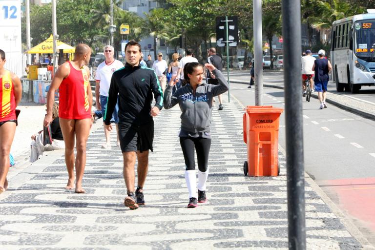 Ricardo Pereira e Francisca caminham pelo Leblon, no Rio de Janeiro