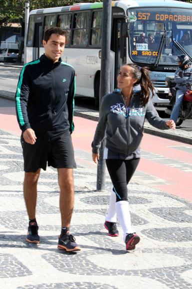 Ricardo Pereira e Francisca caminham pelo Leblon, no Rio de Janeiro