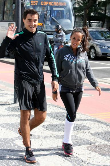 Ricardo Pereira e Francisca caminham pelo Leblon, no Rio de Janeiro