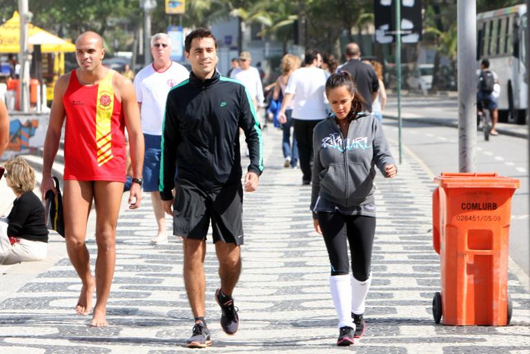 Ricardo Pereira e Francisca caminham pelo Leblon, no Rio de Janeiro