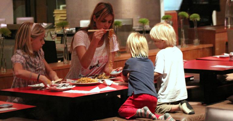 Fernanda Lima com os filhos e uma amiguinha em um shopping no Rio de Janeiro