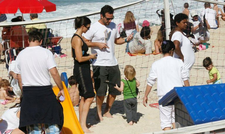 Carlos Bonow, a esposa, Keila Kerber, e o filho, Conrado, na praia do Leblon, no Rio de Janeiro