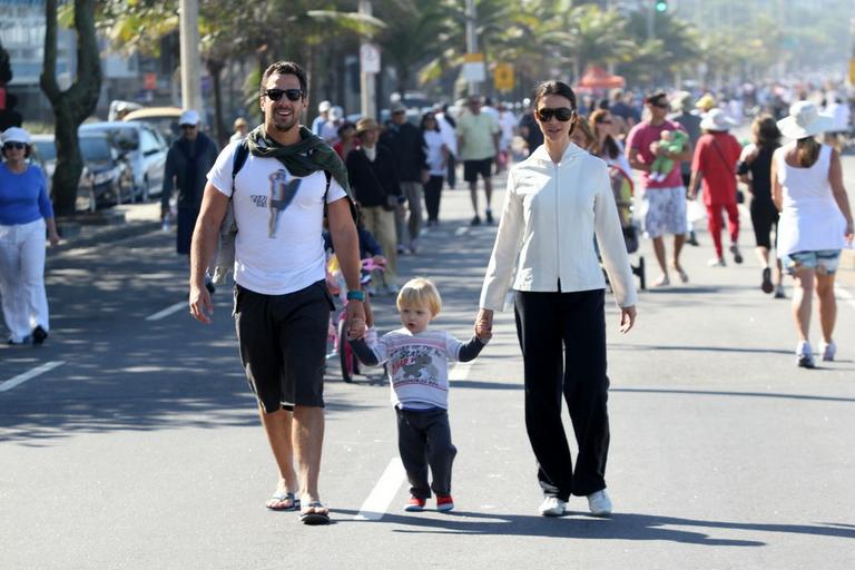 Carlos Bonow, a esposa, Keila Kerber, e o filho, Conrado, passeam pelo do Leblon, no Rio de Janeiro