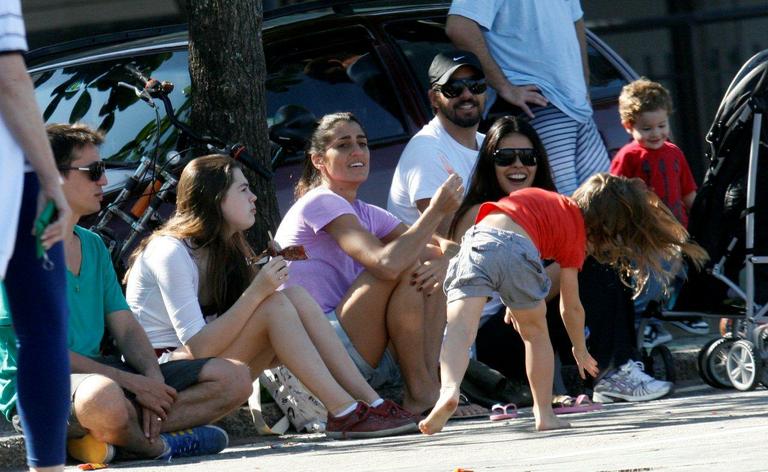 Cynthia Howlett, a filha e amigos no Leblon, Rio de Janeiro