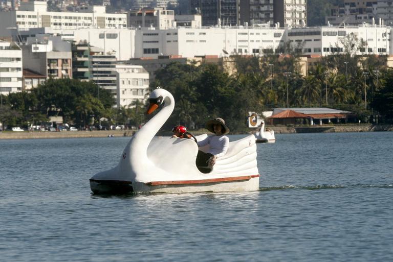 Fernanda Torres leva filho caçula, Antônio, para andar de pedalinho na Lagoa Rodrigo de Freitas, no Rio de Janeiro