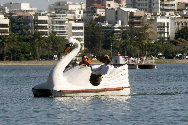 Fernanda Torres leva filho caçula, Antônio, para andar de pedalinho na Lagoa Rodrigo de Freitas, no Rio de Janeiro