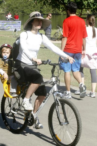 Fernanda Torres leva filho caçula, Antônio, para andar de pedalinho na Lagoa Rodrigo de Freitas, no Rio de Janeiro