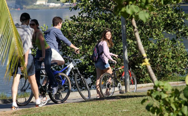 Jonatas Faro e Giovanna Lancellotti gravam cenas de romance na Lagoa