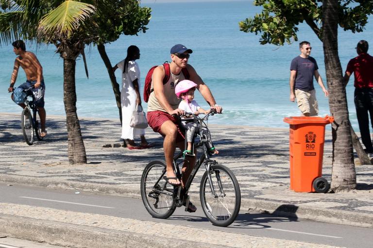 Nalbert passeia de bicicleta com a filha, Rafaella, pela orla de Ipanema