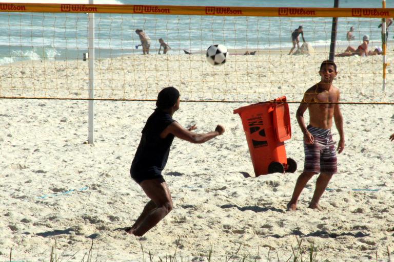 Ronaldinho Gaúcho aproveita descanso para jogar futvôlei na Barra da Tijuca