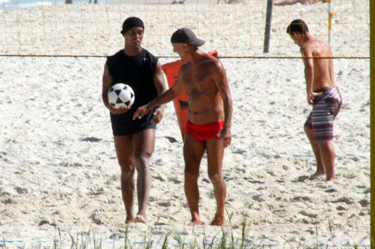 Ronaldinho Gaúcho aproveita descanso para jogar futvôlei na Barra da Tijuca