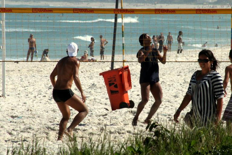 Ronaldinho Gaúcho aproveita descanso para jogar futvôlei na Barra da Tijuca