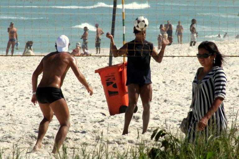 Ronaldinho Gaúcho aproveita descanso para jogar futvôlei na Barra da Tijuca