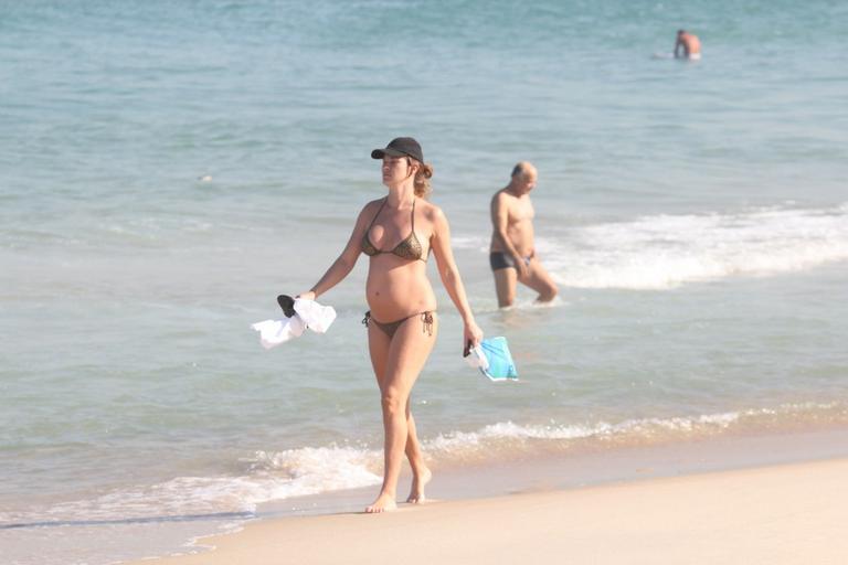 Letícia Birkheuer caminha no Leblon, Rio de Janeiro