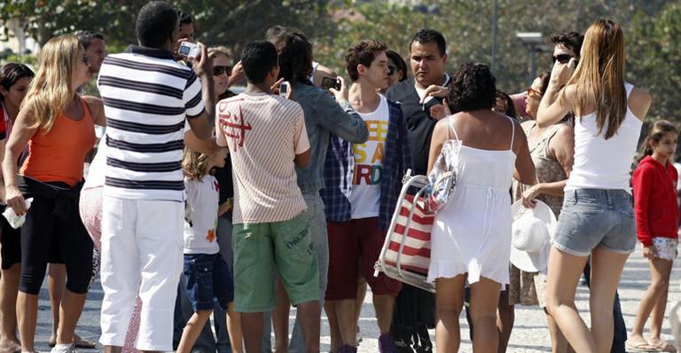 Deborah Secco, Ricardo Tozzi e outros atores gravam cenas de Insensato Coração na Parada Gay do Leme, no Rio