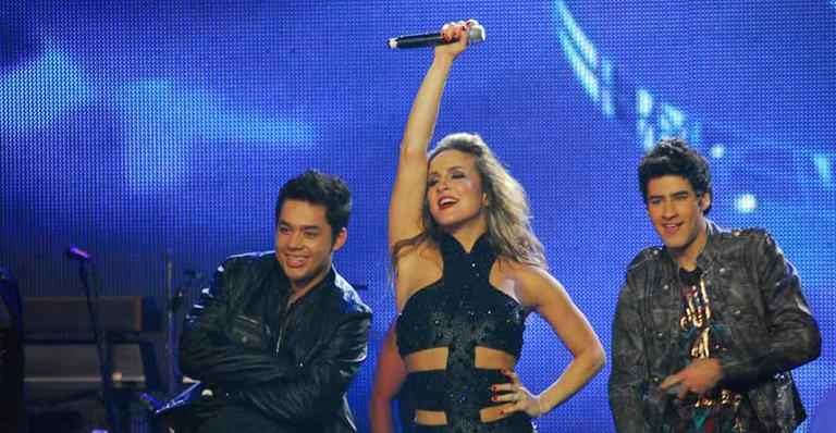 Claudia Leitte com os finalistas do Ídolos 2011, Higor Rocha e Henrique Lemes