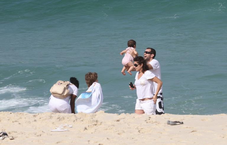 Giovanna Antonelli vai à praia da Barra da Tijuca, no Rio de Janeiro, com a família