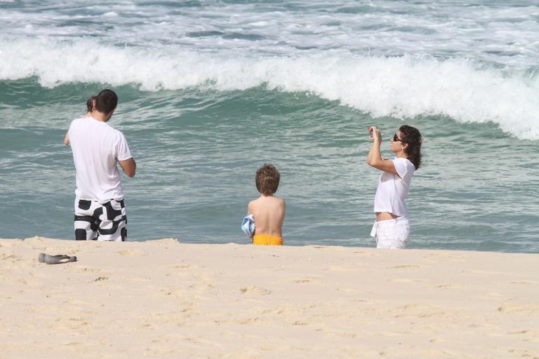 Giovanna Antonelli vai à praia da Barra da Tijuca, no Rio de Janeiro, com a família