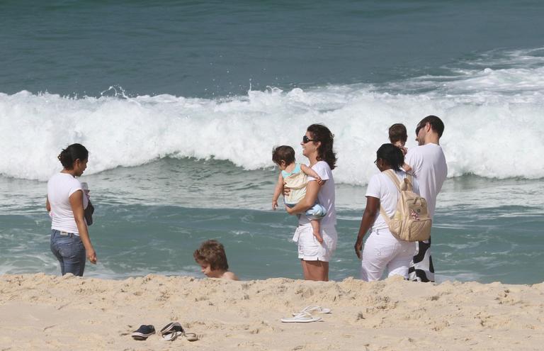 Giovanna Antonelli vai à praia da Barra da Tijuca, no Rio de Janeiro, com a família