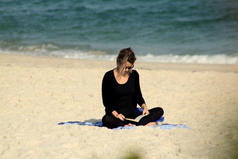 Juliana Didone faz leitura na praia