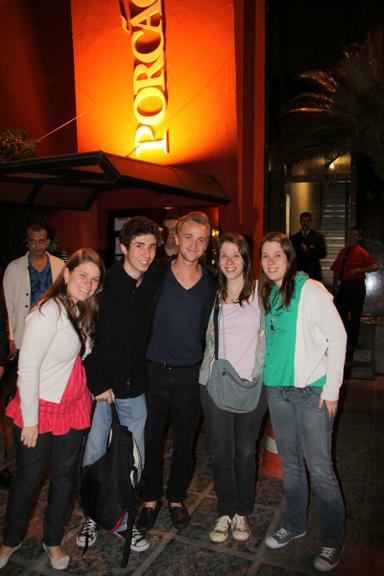 Tom Felton tira foto com os fãs no Rio de Janeiro