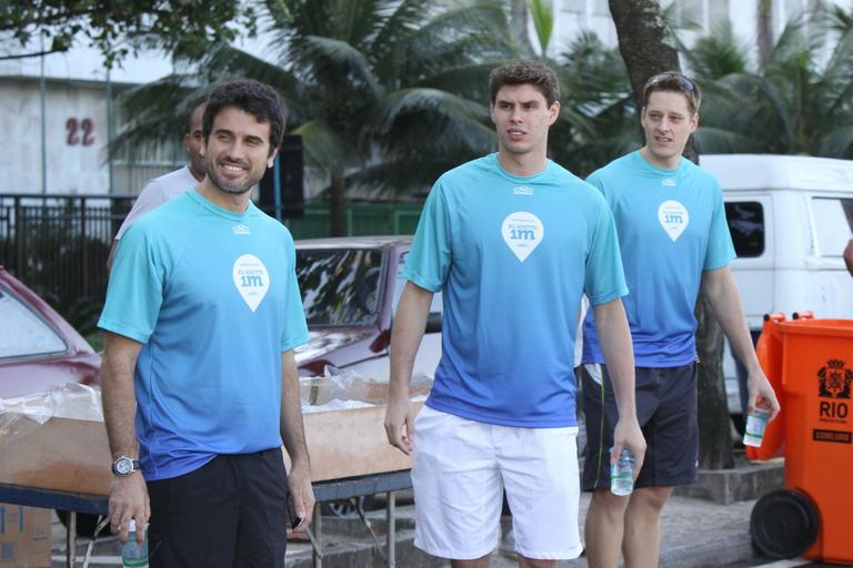 Eriberto Leão e os jogadores de vôlei Bruno e Murilo