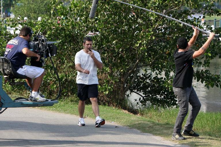 Luigi Baricelli grava ‘Insensato Coração’ na Lagoa Rodrigo de Freitas