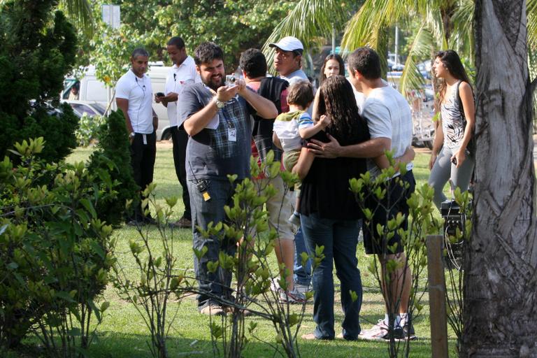 Luigi Baricelli tira foto ao lado de fãs na Lagoa Rodrigo de Freitas