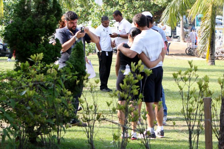 Luigi Baricelli tira foto ao lado de fãs na Lagoa Rodrigo de Freita