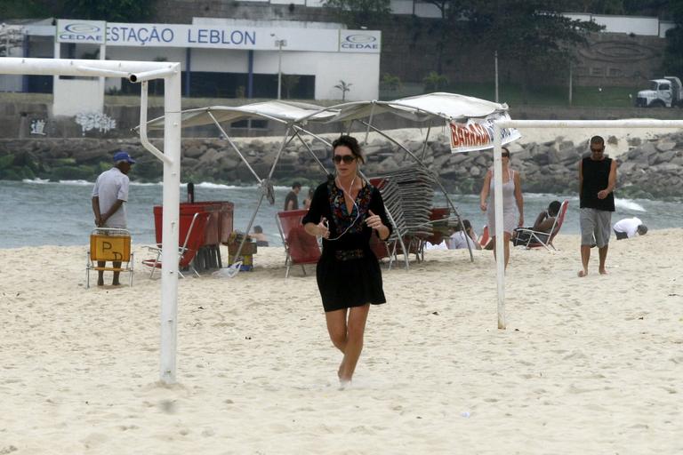 Glenda Kozlowski corre pela praia do Leblon, no Rio