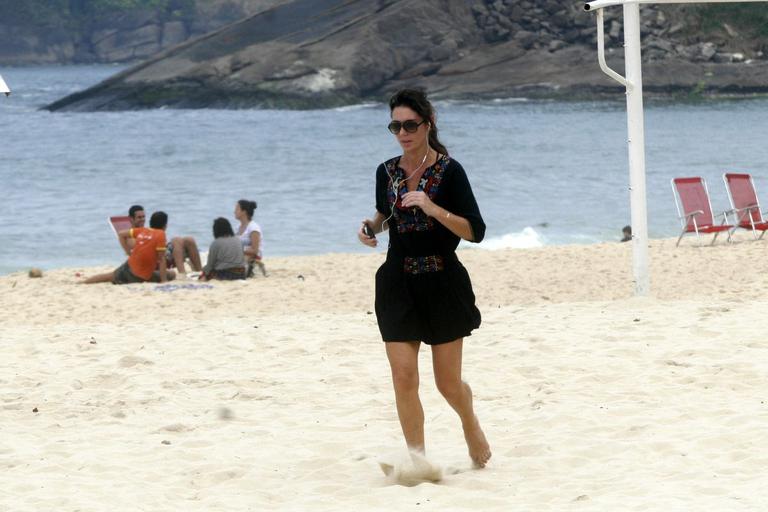 Glenda Kozlowski corre pela praia do Leblon, no Rio