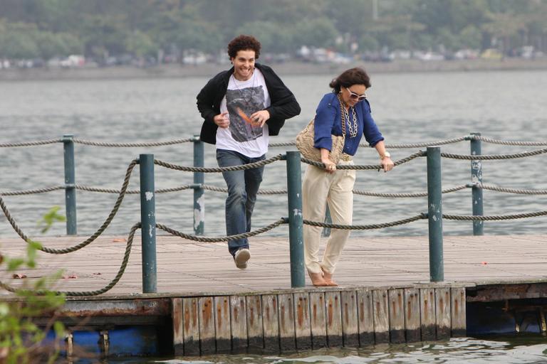 Regina Duarte e Thiago Fragoso gravam cenas de 'O Astro'