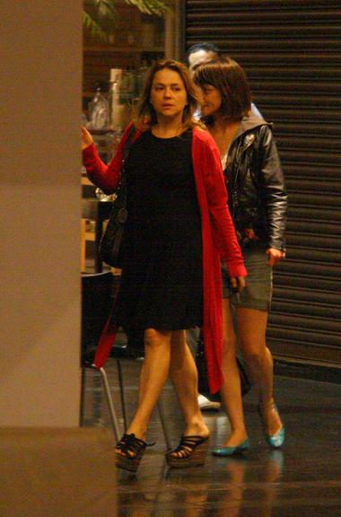 Viviane Pasmanter passeia em shopping carioca