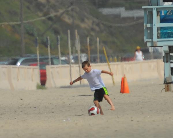 Filhos de David Beckham jogam bola em Los Angeles