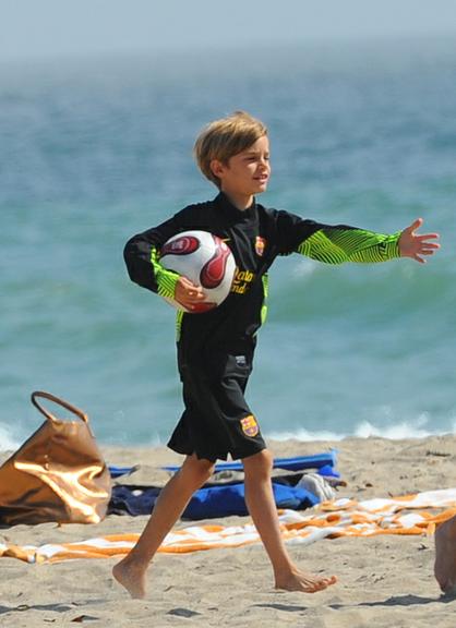 Filhos de David Beckham jogam bola em Los Angeles