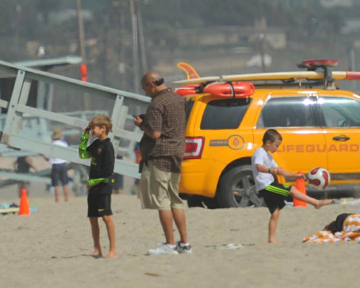 Filhos de David Beckham jogam bola em Los Angeles