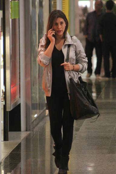 Fernanda Paes Leme passeia em shopping