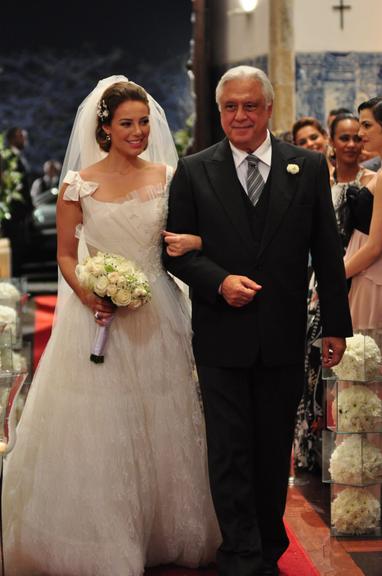 Marina (Paola Oliveira) e Raul (Antônio Fagundes)