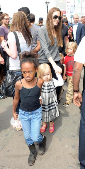 Angelina Jolie com os filhos em Londres