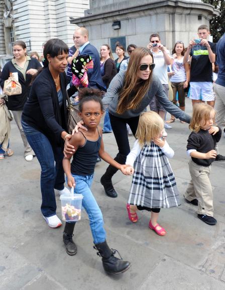 Angelina Jolie com os filhos em Londres