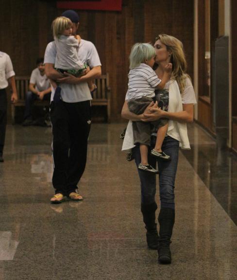 Fernanda Lima com Rodrigo Hilbert e os filhos gêmeos, João e Francisco