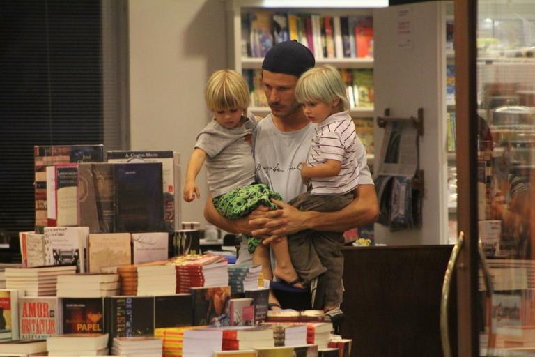 Rodrigo Hilbert e os filhos gêmeos, João e Francisco