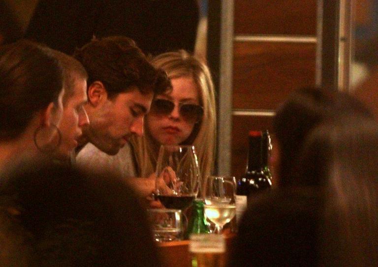 Avril Lavigne janta em churrascaria no Rio