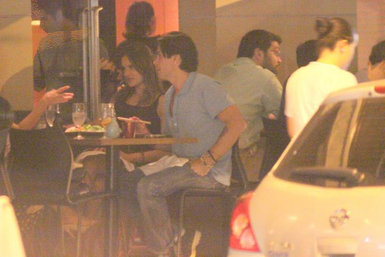 Alessandra Ambrósio janta sushi com amigos