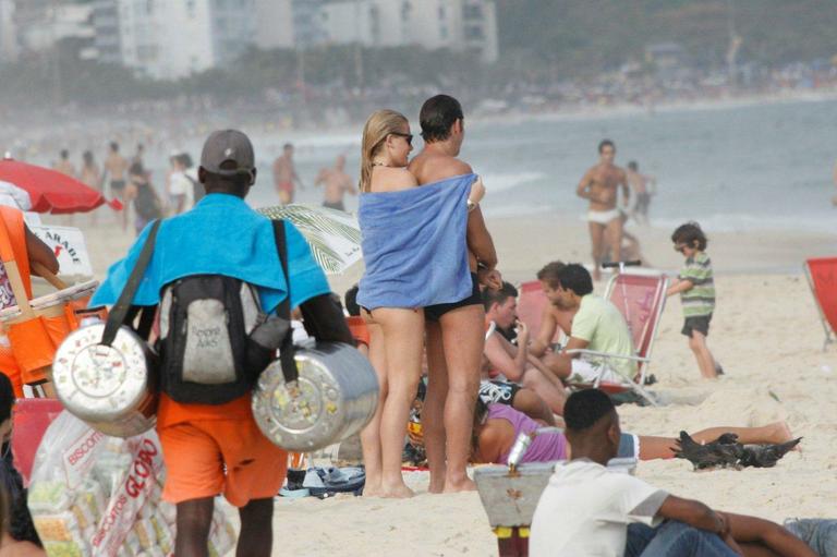 Fiorella Mattheis e Flávio Canto curtem praia de Ipanema, no Rio de Janeiro